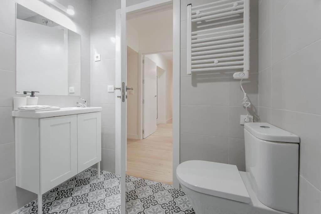 Modern Apt Para 6Px En La Plaza De Tirso De Molina マドリード エクステリア 写真